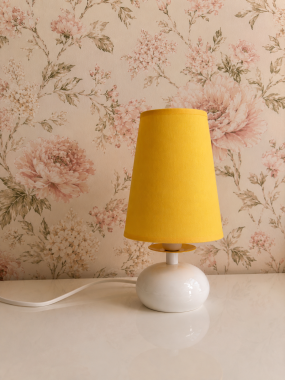 LUMI 247 Lampa stołowa z żółtym abażurem – dekoracyjne oświetlenie do wnętrza