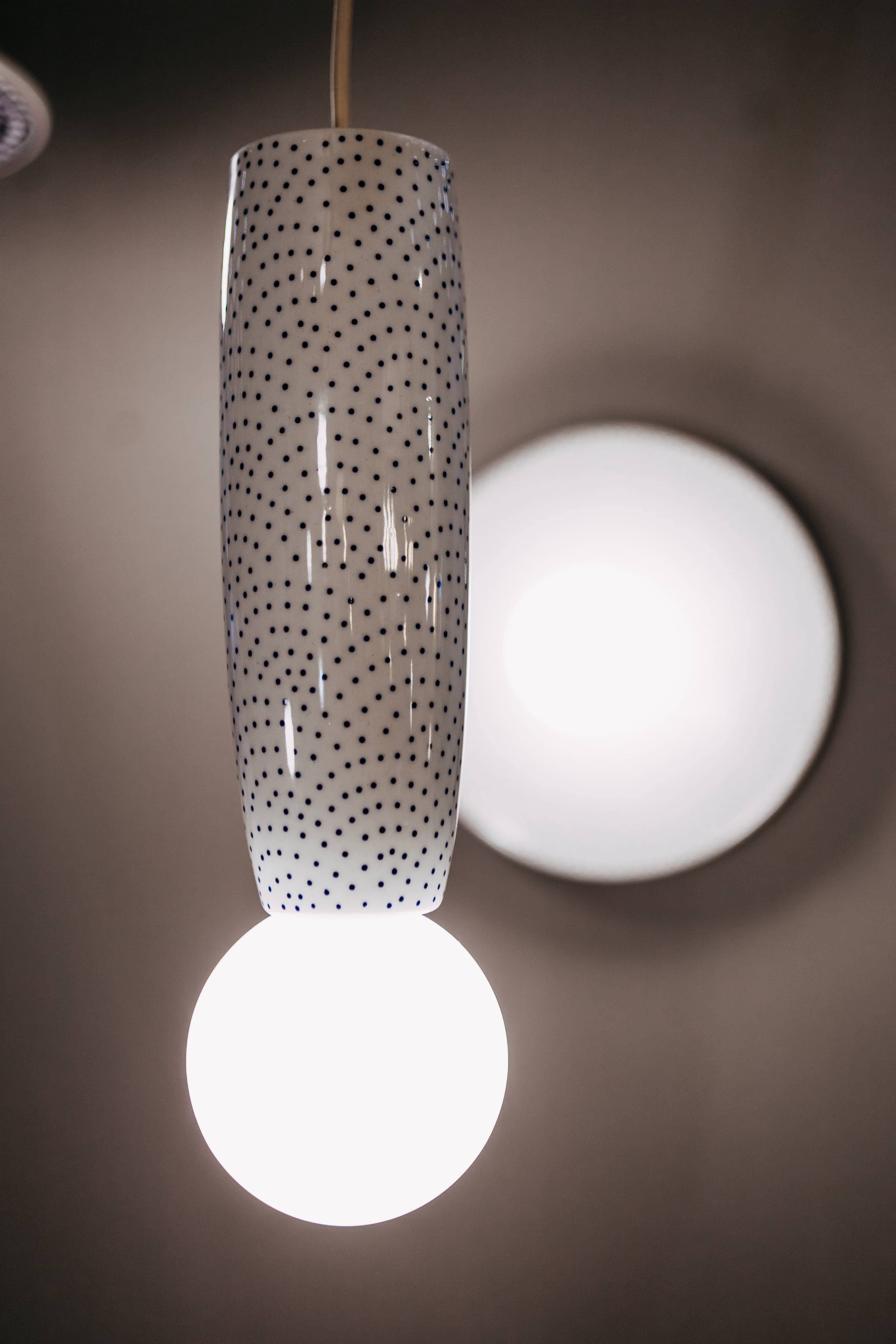 Lampa jako prezent na nowe mieszkanie – poradnik zakupowy